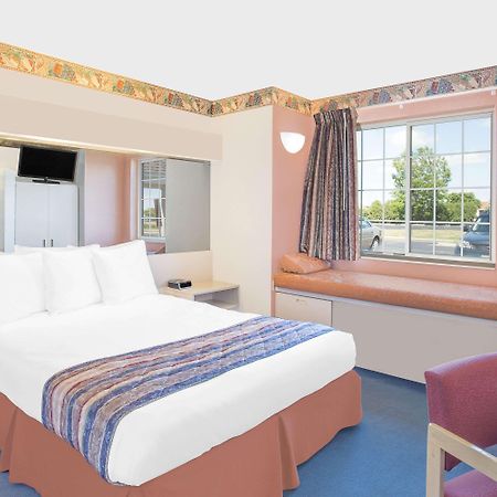 Microtel Inn & Suites By Wyndham Fond Du Lac Exterior foto